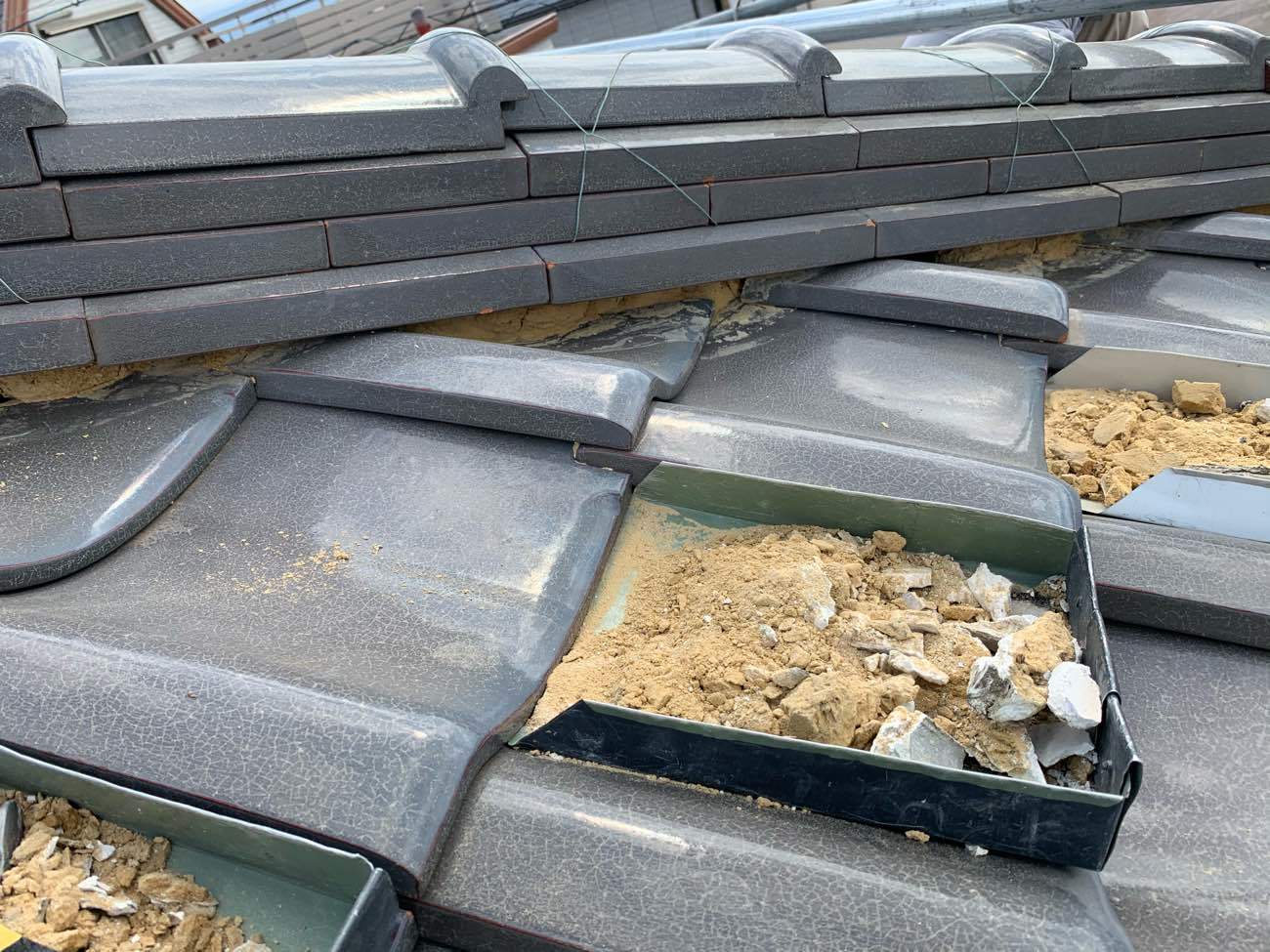 撤去した漆喰が下に落ちないようにしています