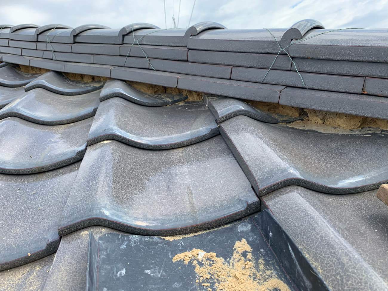 撤去した漆喰が下に落ちないようにしています