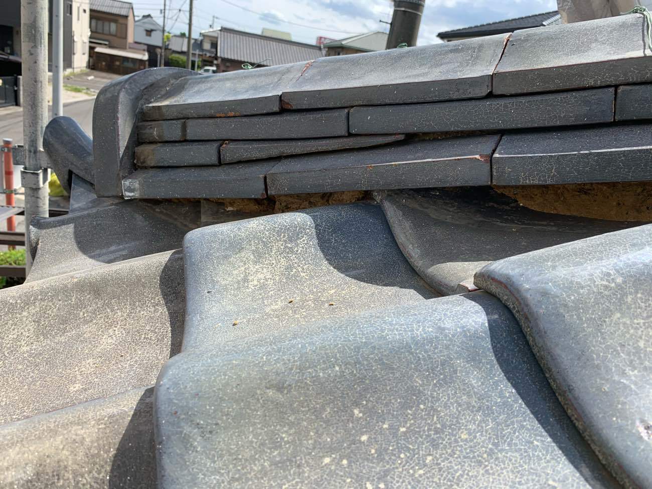 古い漆喰を撤去しています