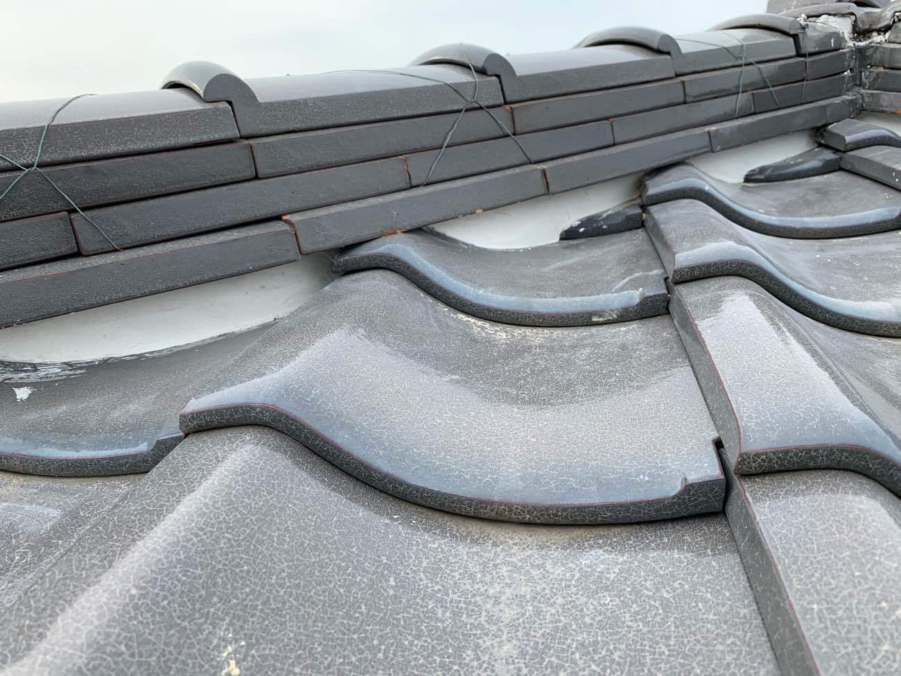 棟の下の漆喰を新しく塗り直しました