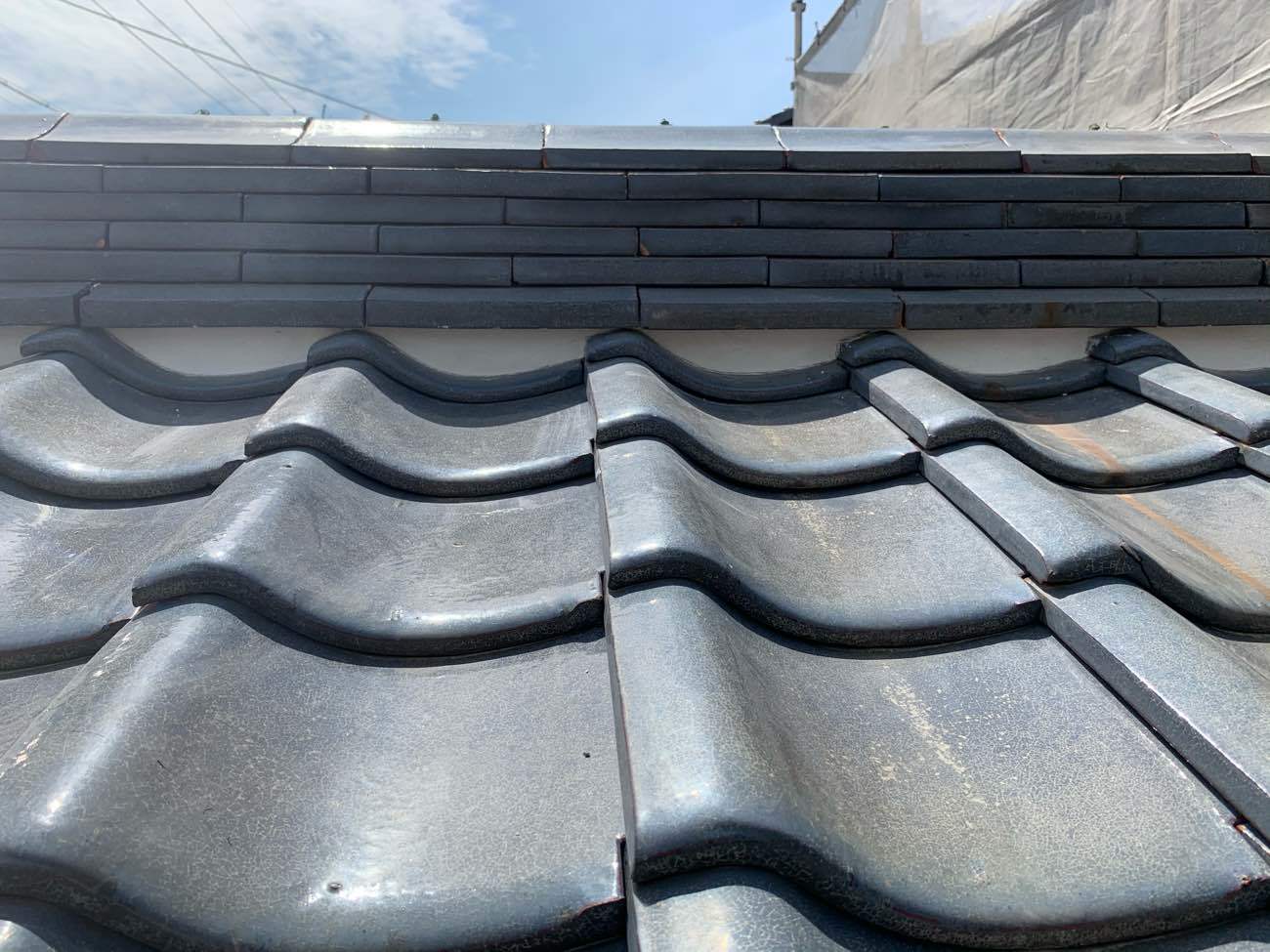 棟の下の漆喰を新しく塗り直しました