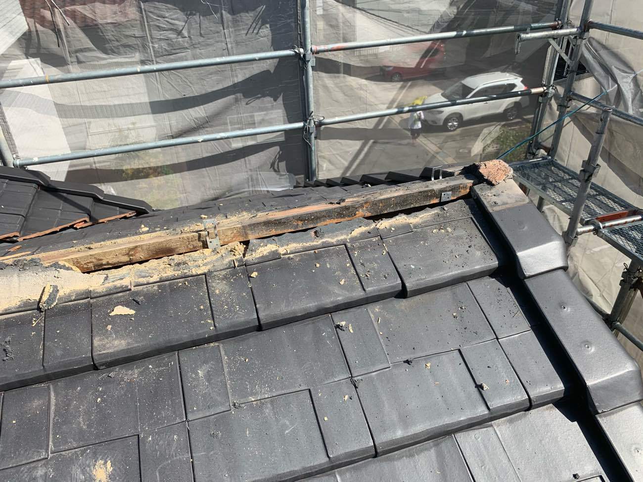 古い漆喰の撤去　棟木も撤去