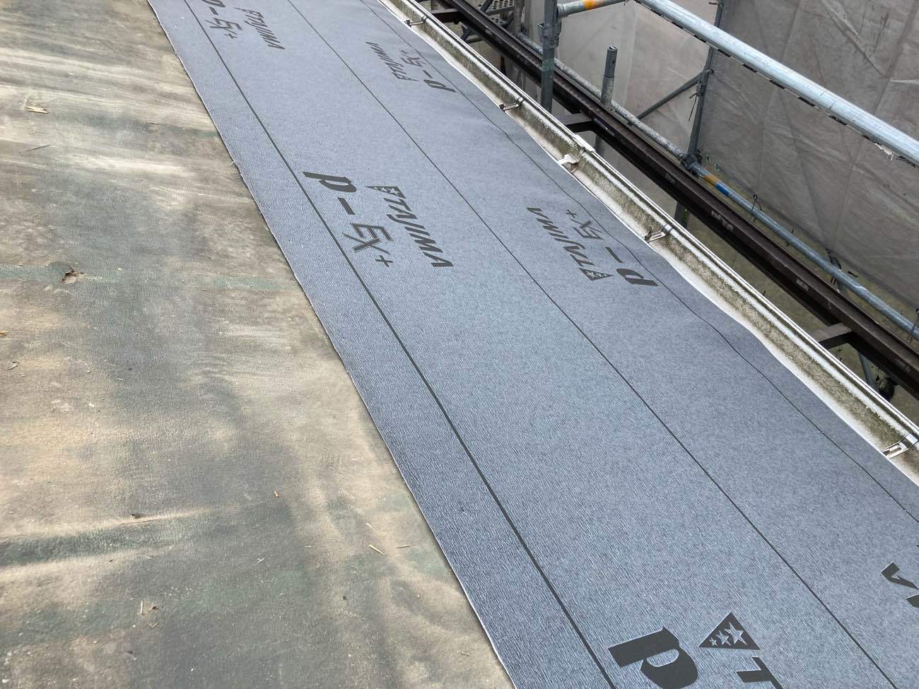 防水シート貼り