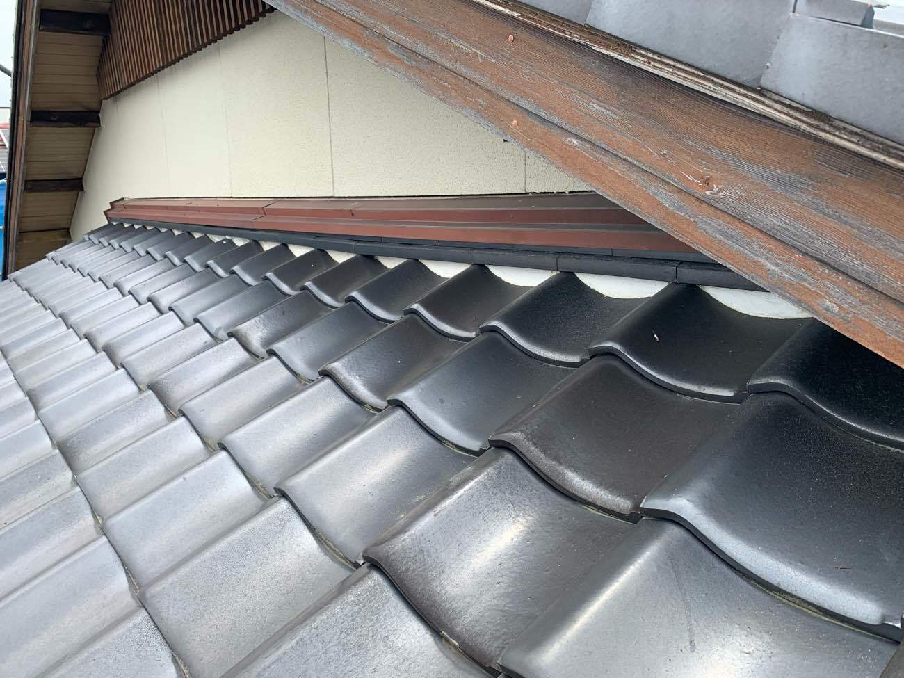 壁際の漆喰　施工後の状態