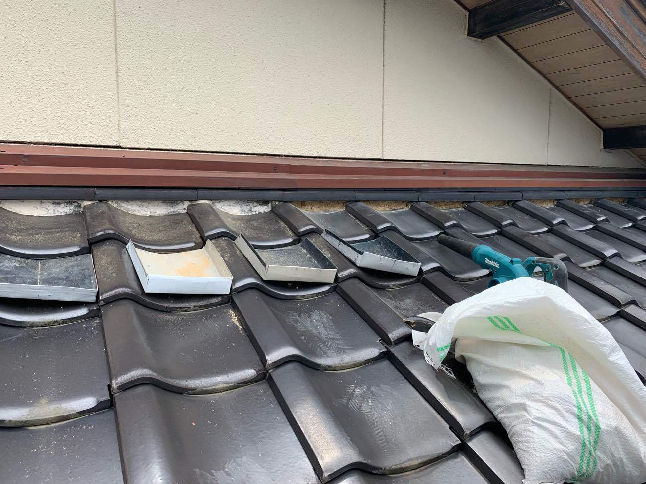 壁際の漆喰　既存漆喰の撤去中