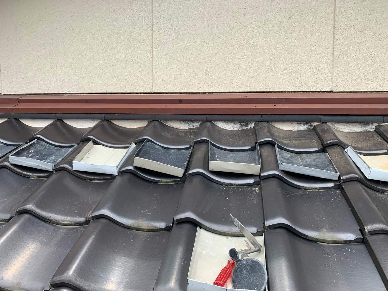 壁際のしっくい工事中の様子