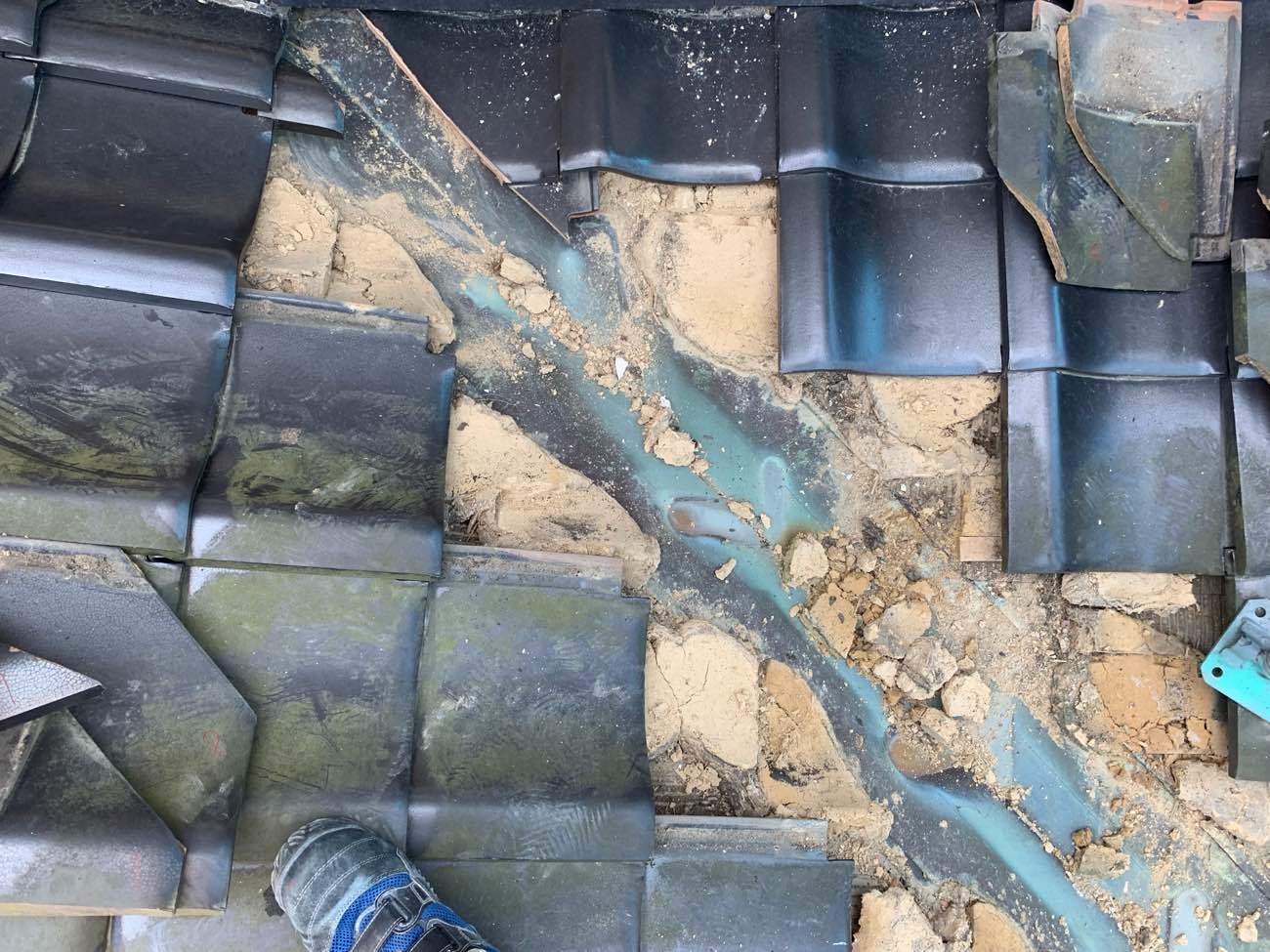 谷板金交換工事 周辺瓦めくり