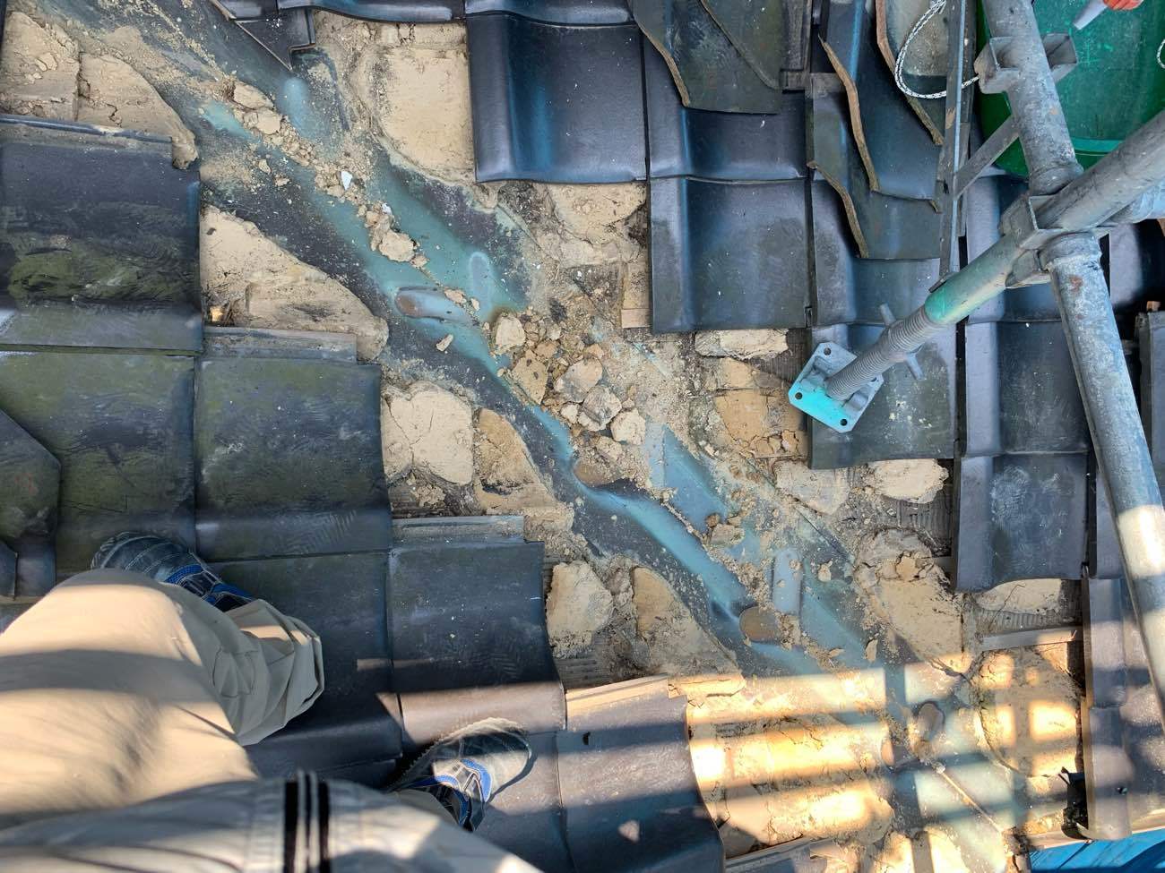 谷板金交換工事 周辺瓦めくり