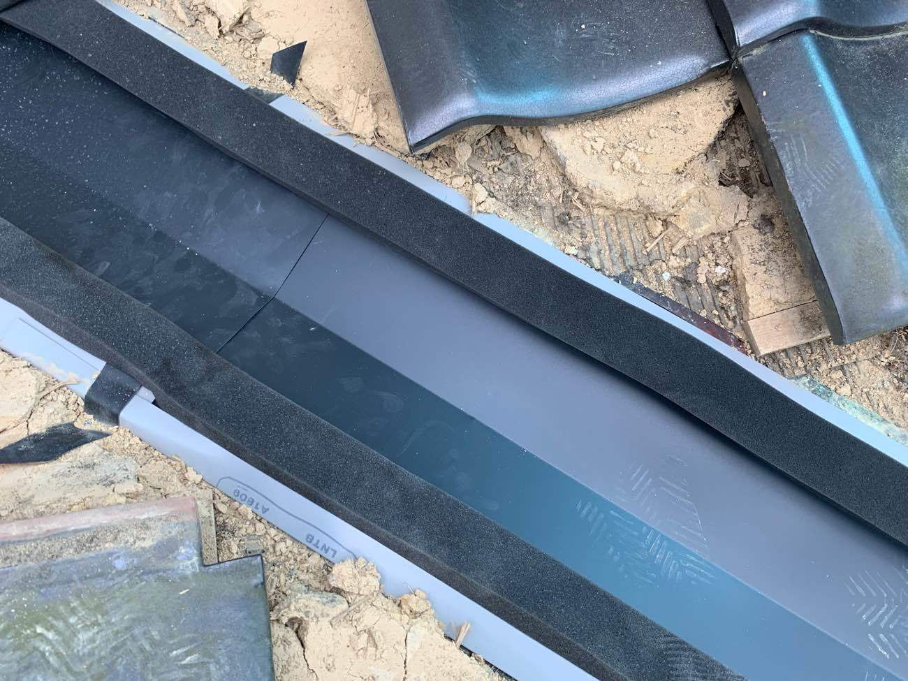 谷板金交換工事 シーラー取付