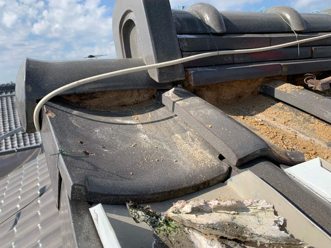 既存の漆喰を撤去中