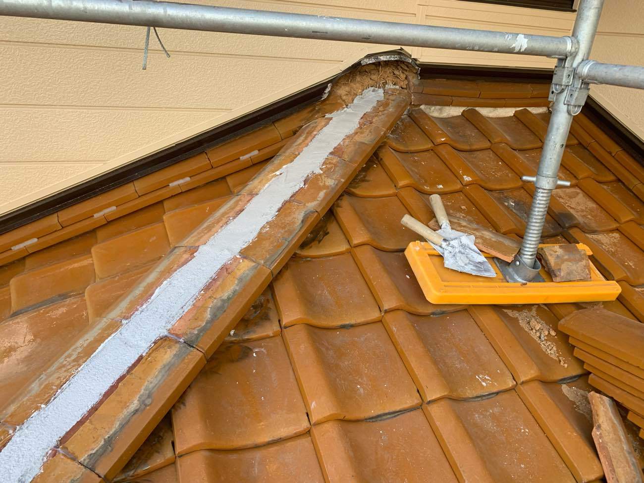 最初にナンバン漆喰というもので土台を作り上げます