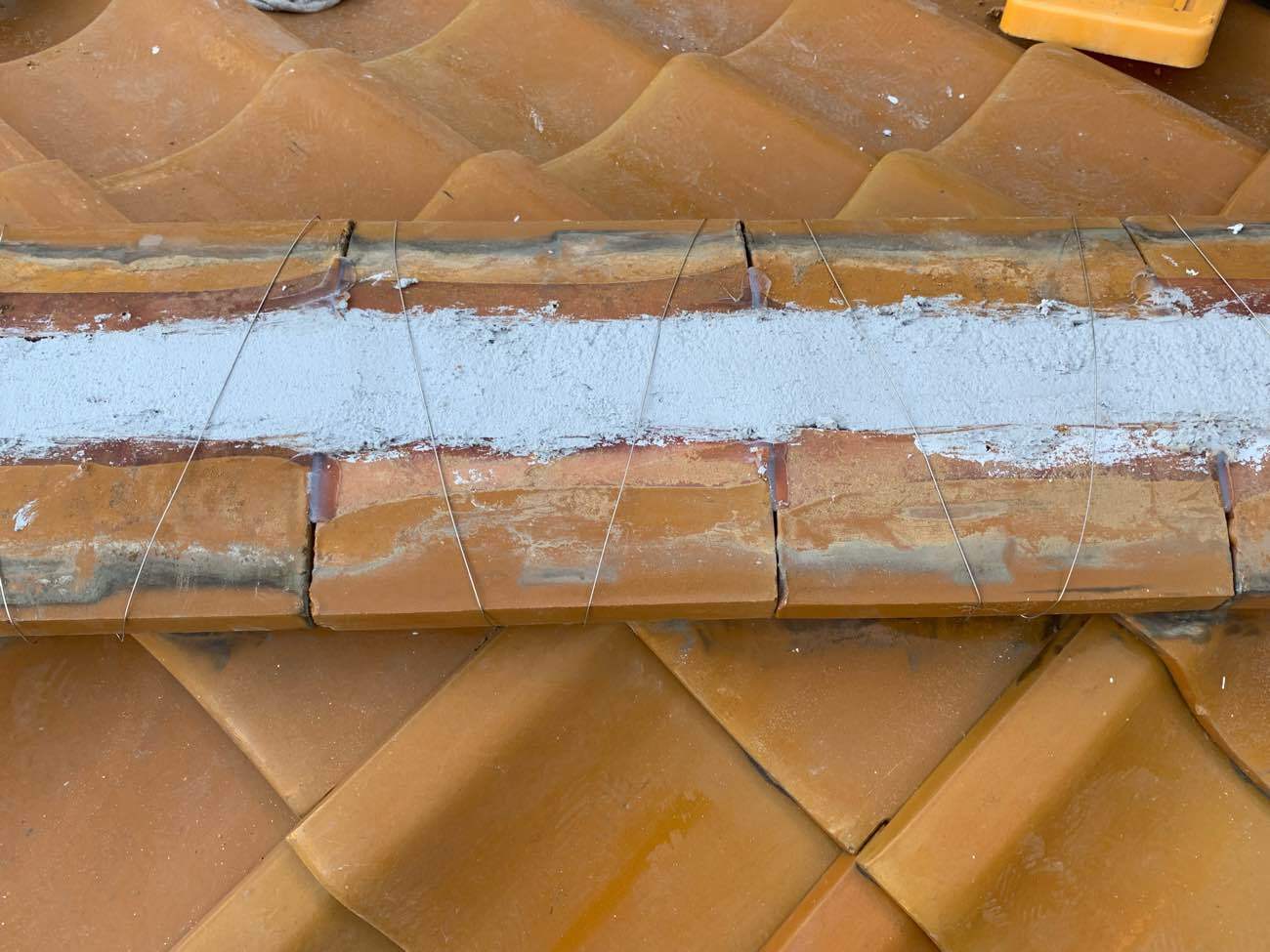 棟の歪みを今後出てこないように緊結線で絞めていきます