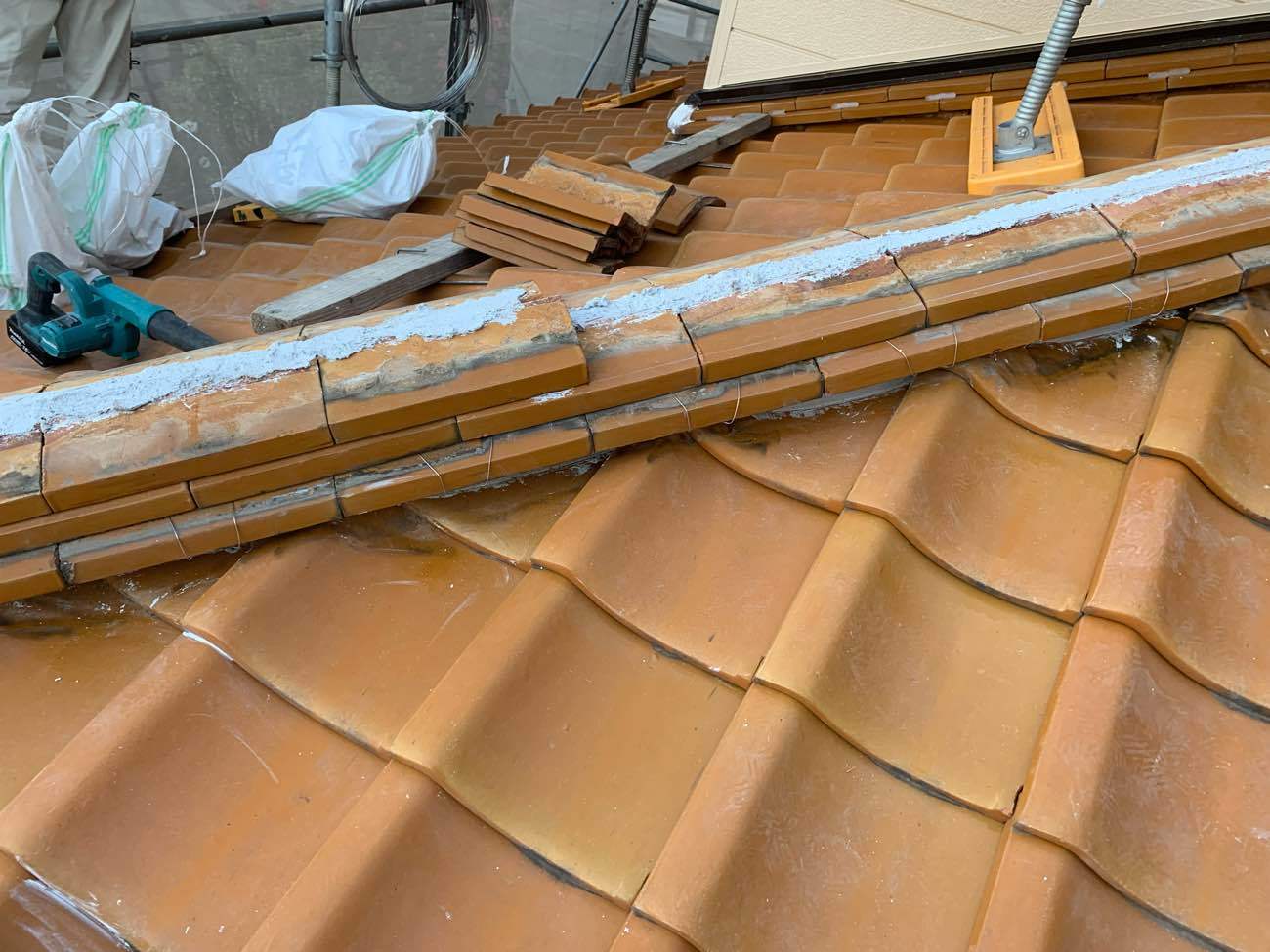 この瓦を戻していく作業はかなりの経験が必要です