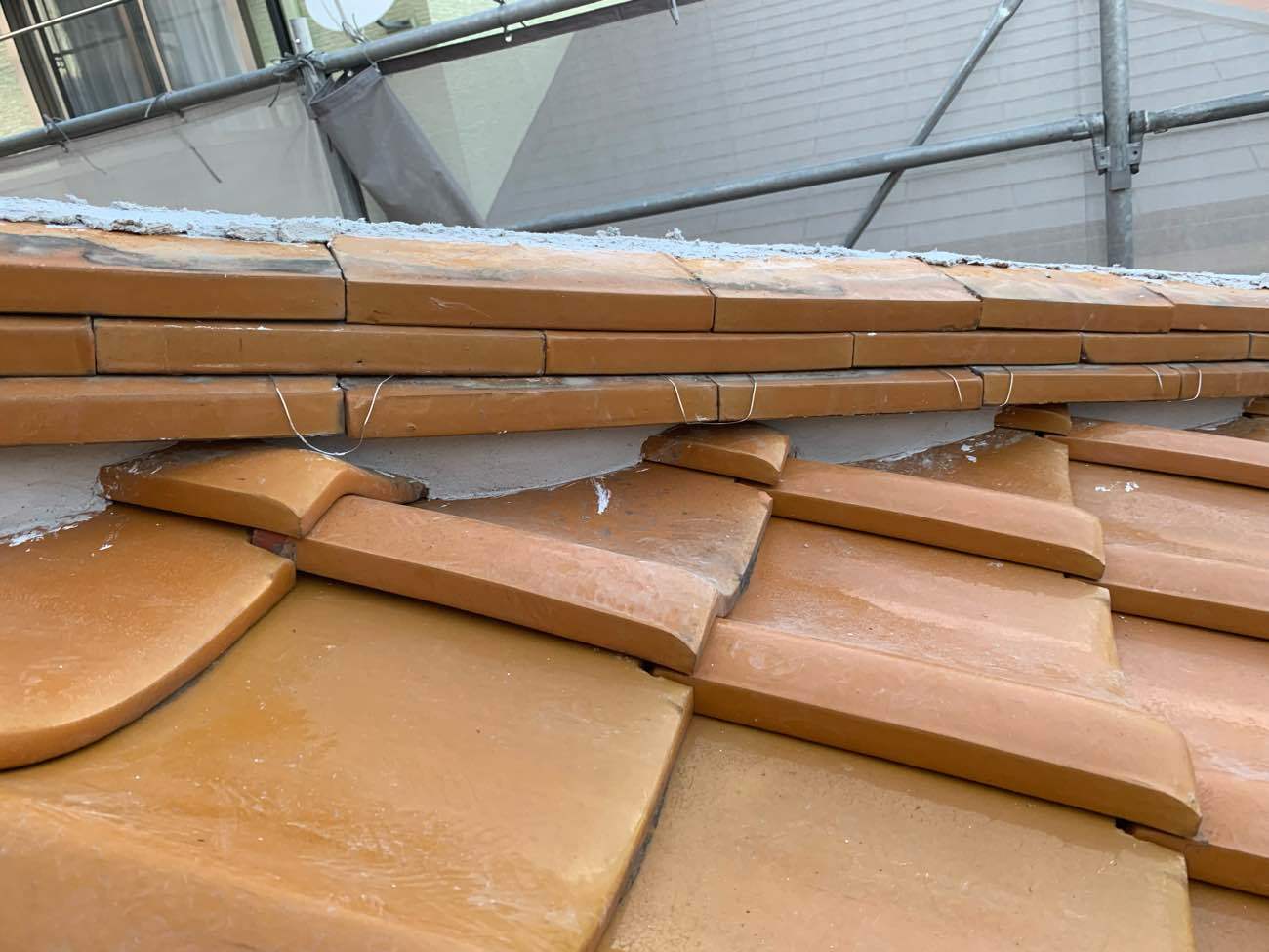 最後に冠瓦をもどして完了となります