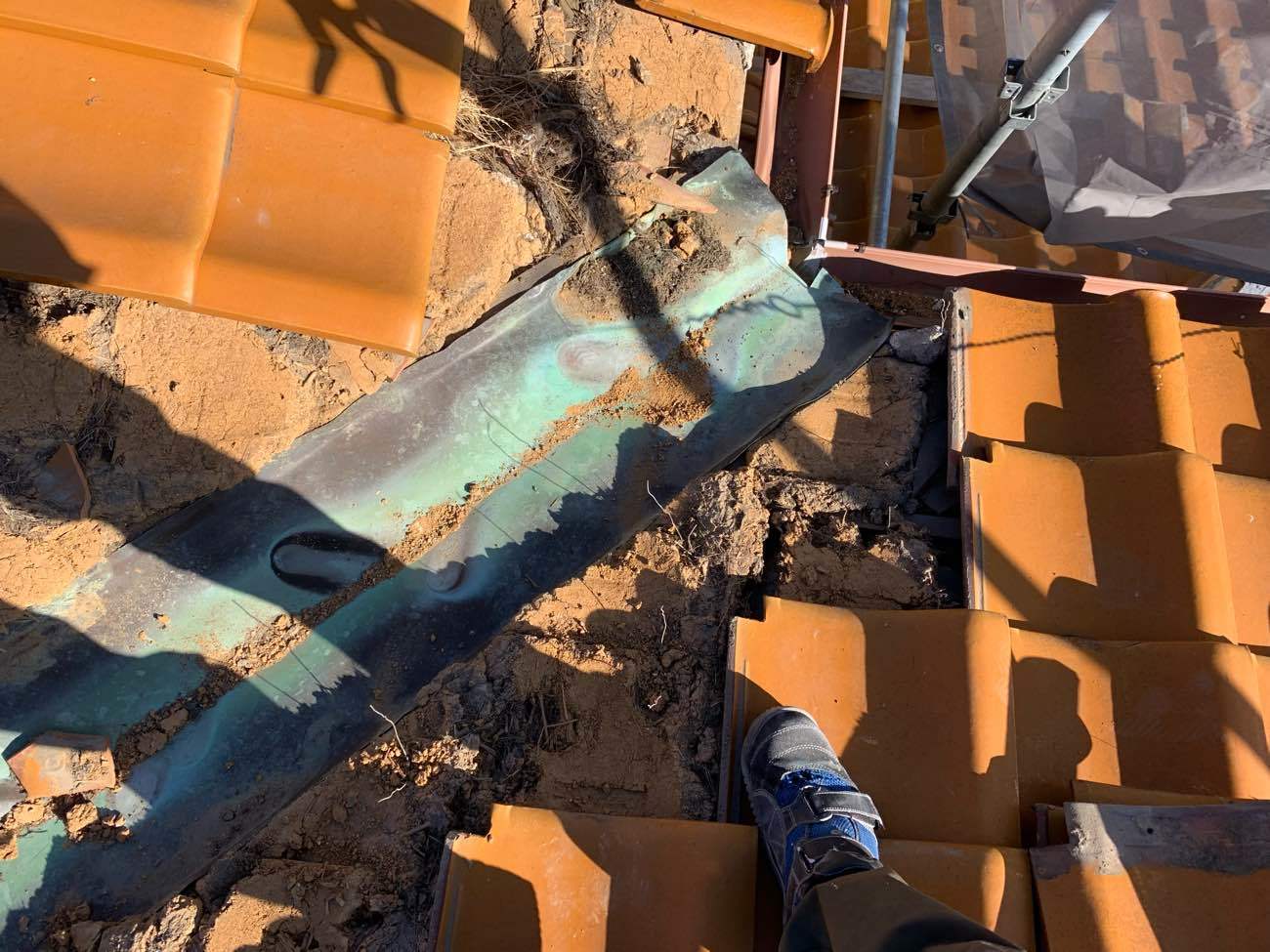 まず周りの瓦を一度外していきます。