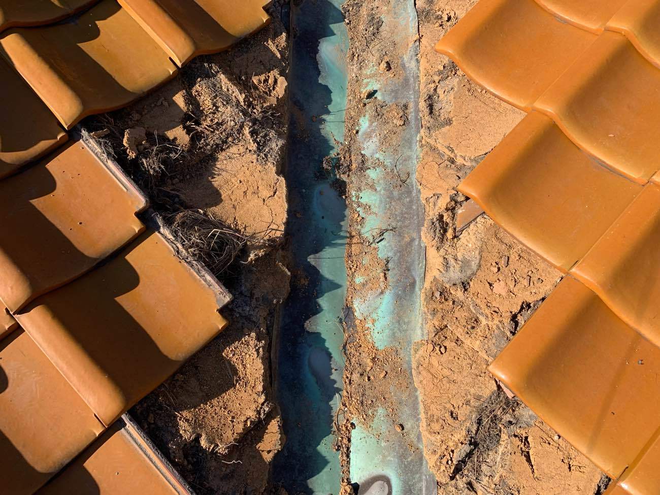 瓦の場合、決まった場所に戻す必要があるので、注意して外していきます