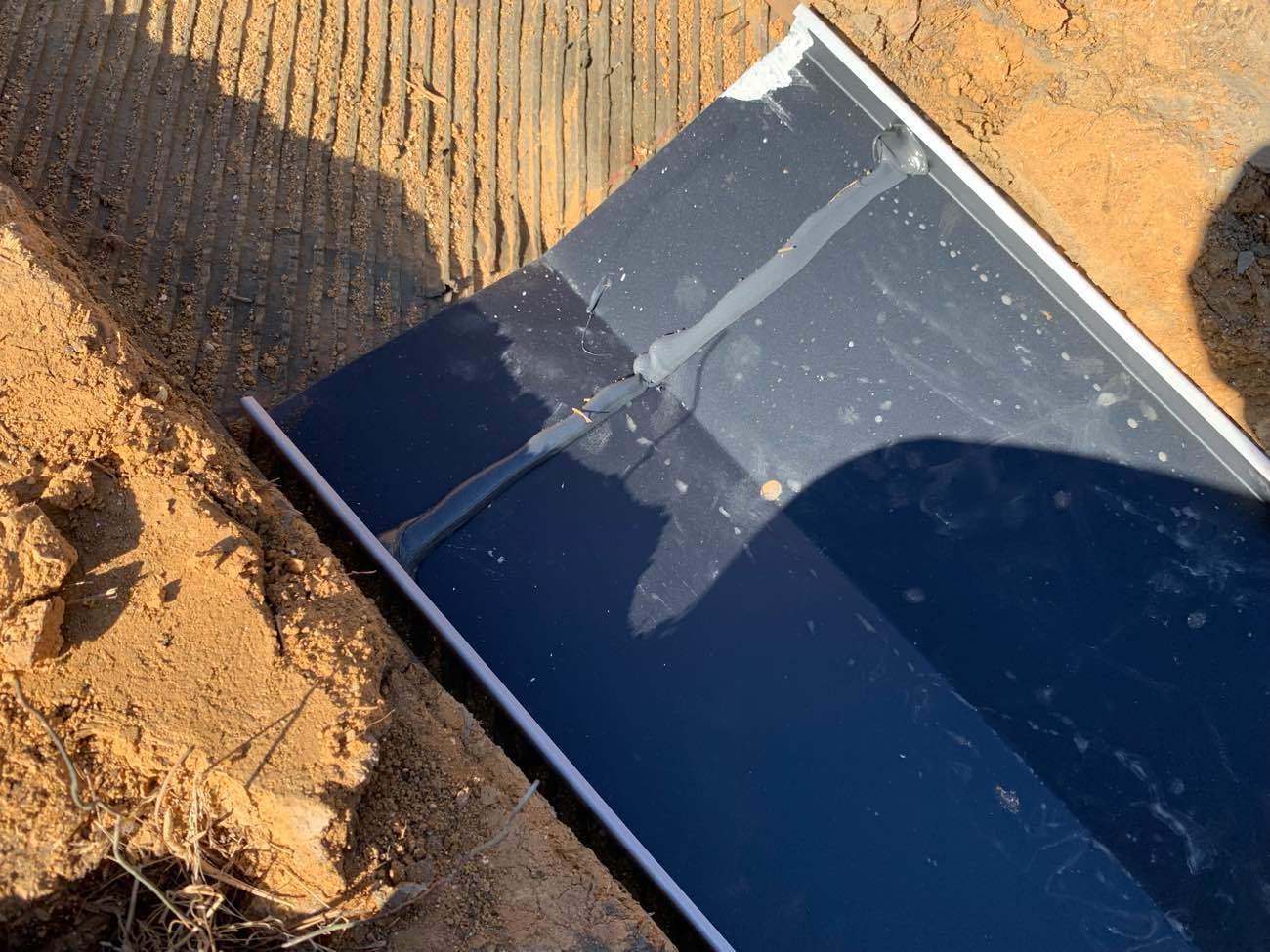 既設の谷板金を撤去し、新しい板金を設置します