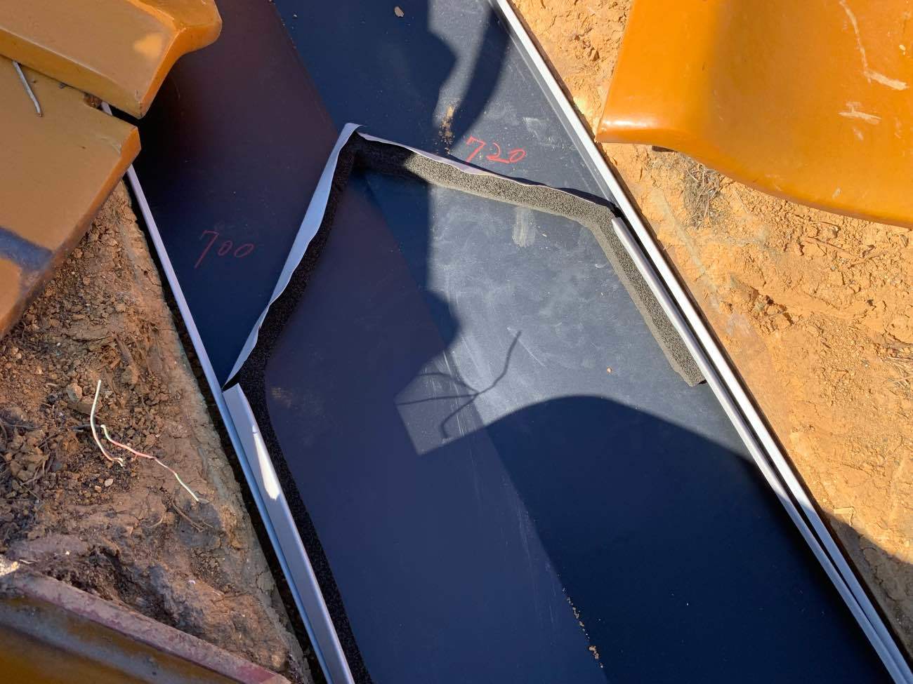 家によって板金の長さが違うため、つなぎ目部分は雨の逆流対策を行います