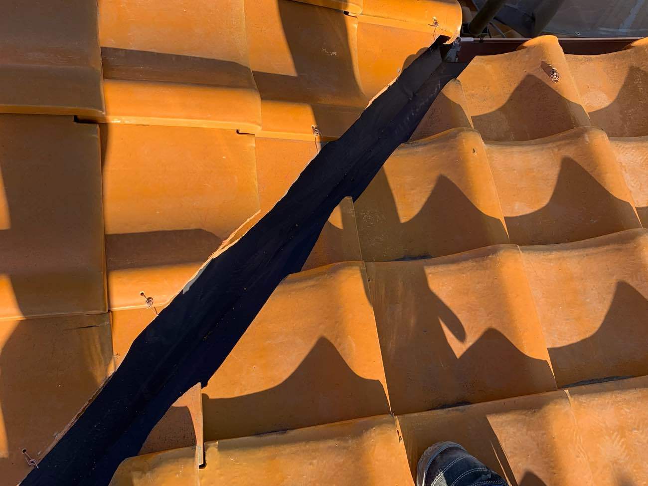 元の位置に瓦を戻して、完了となります