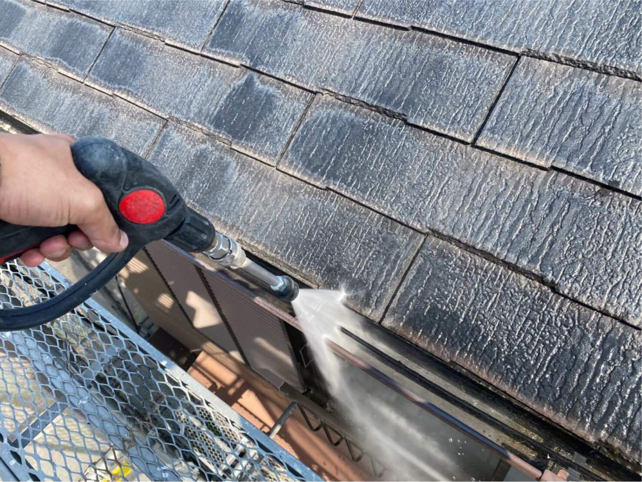 屋根塗装高圧洗浄をしています