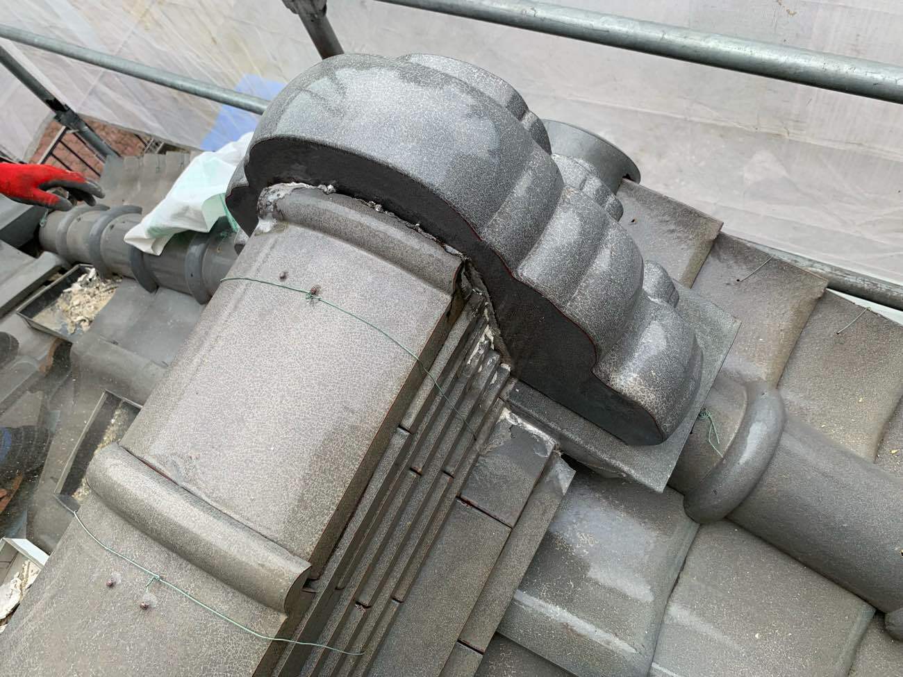 鬼瓦廻りの漆喰撤去