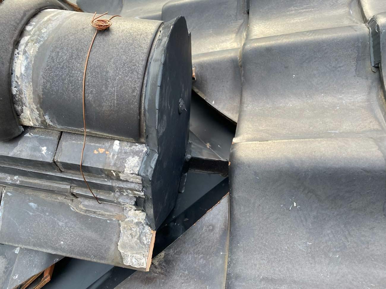 棟止めの板金工事の様子