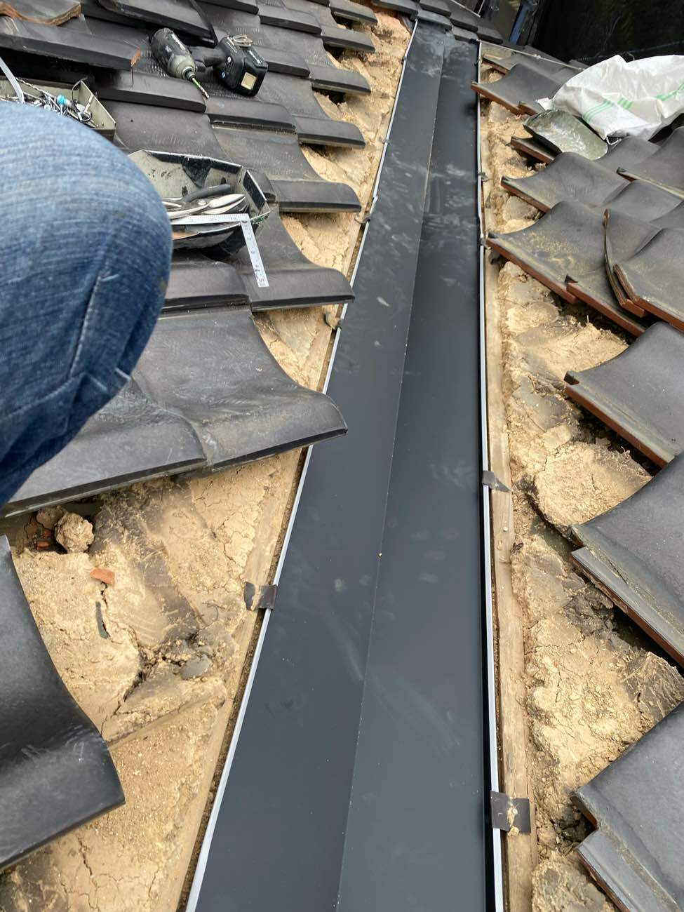 新しい谷板金の取付