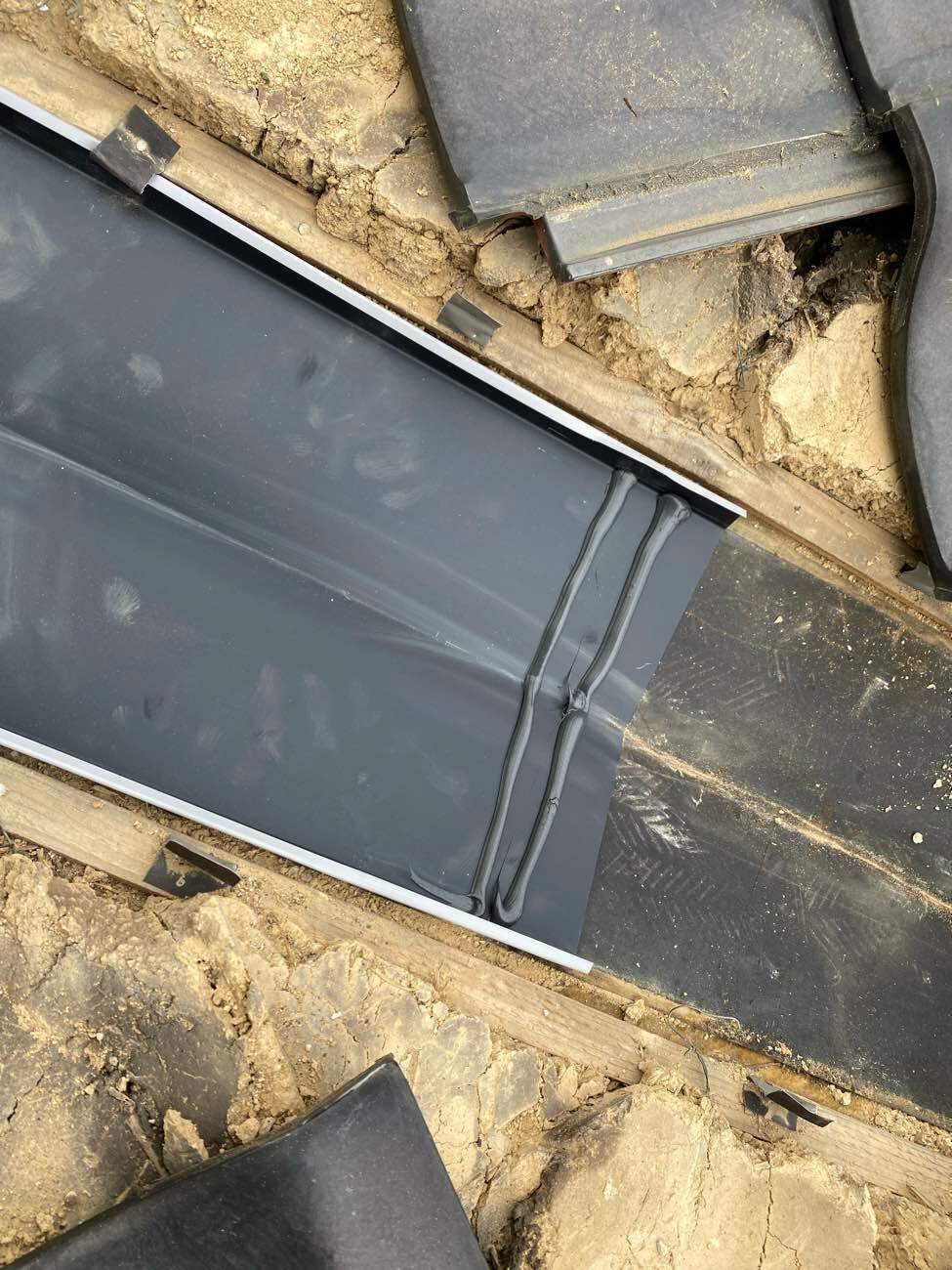 新しい谷板金の取付