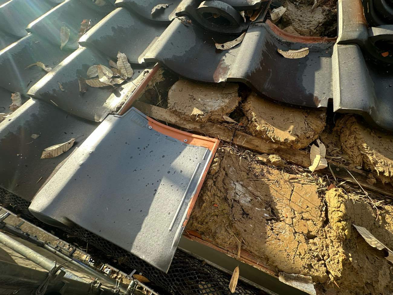 瓦の割れ修理中の様子