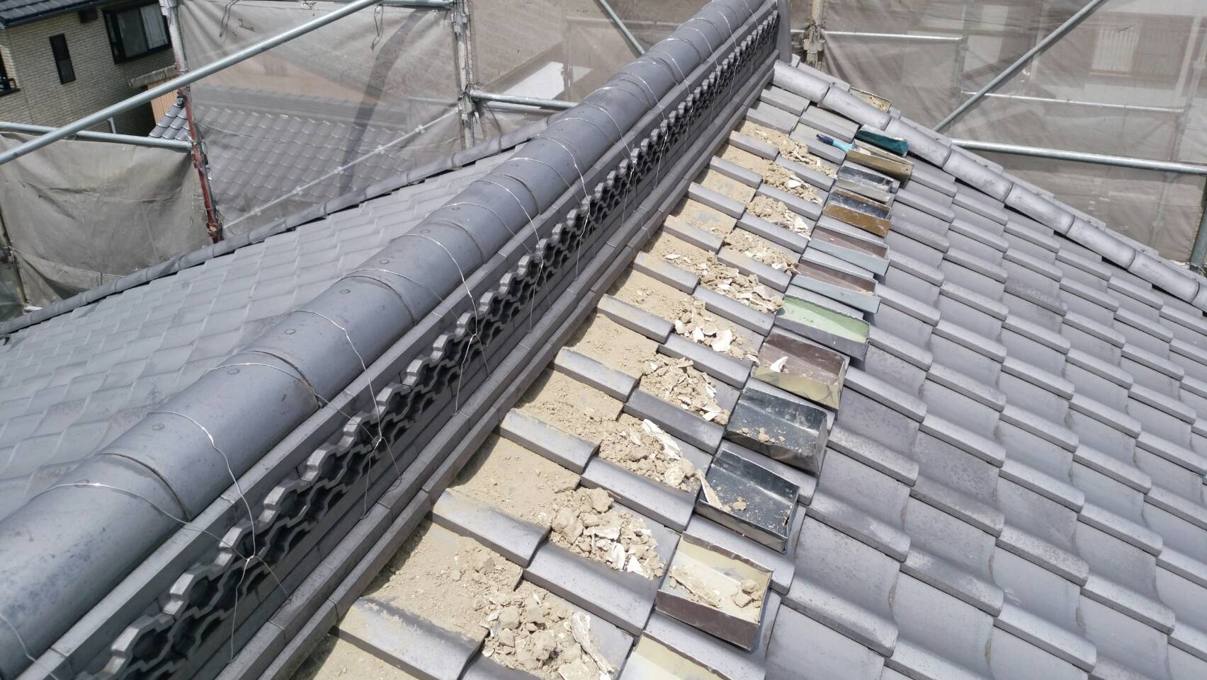 古い漆喰を撤去していきます