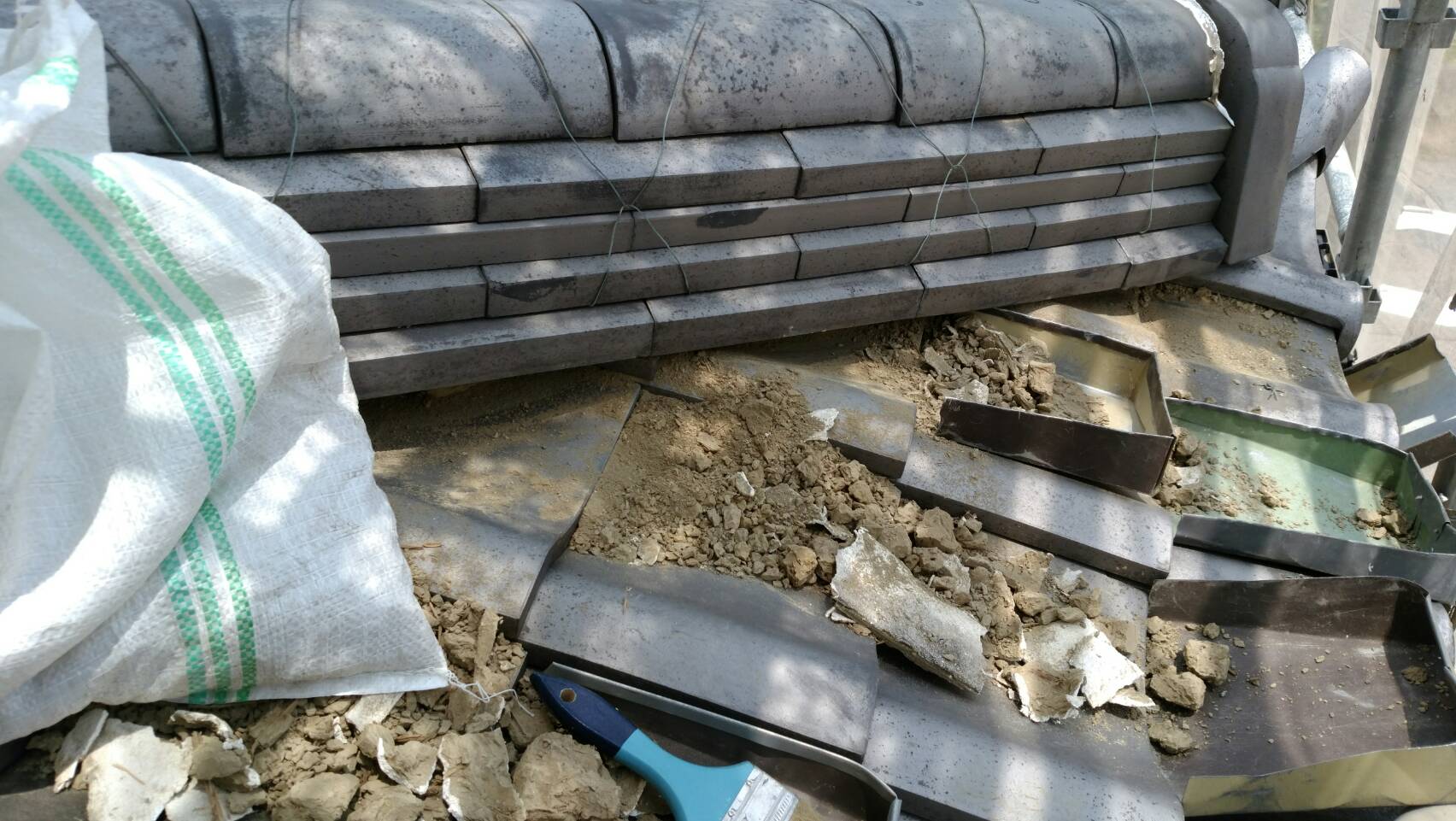 古い漆喰を撤去していきます