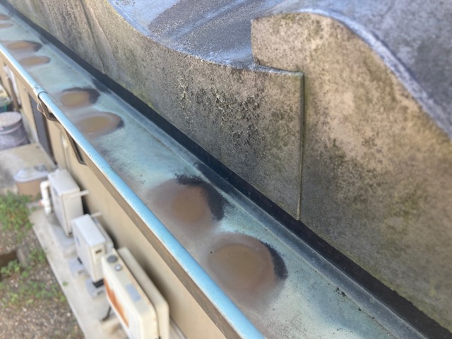 銅製の雨樋の穴