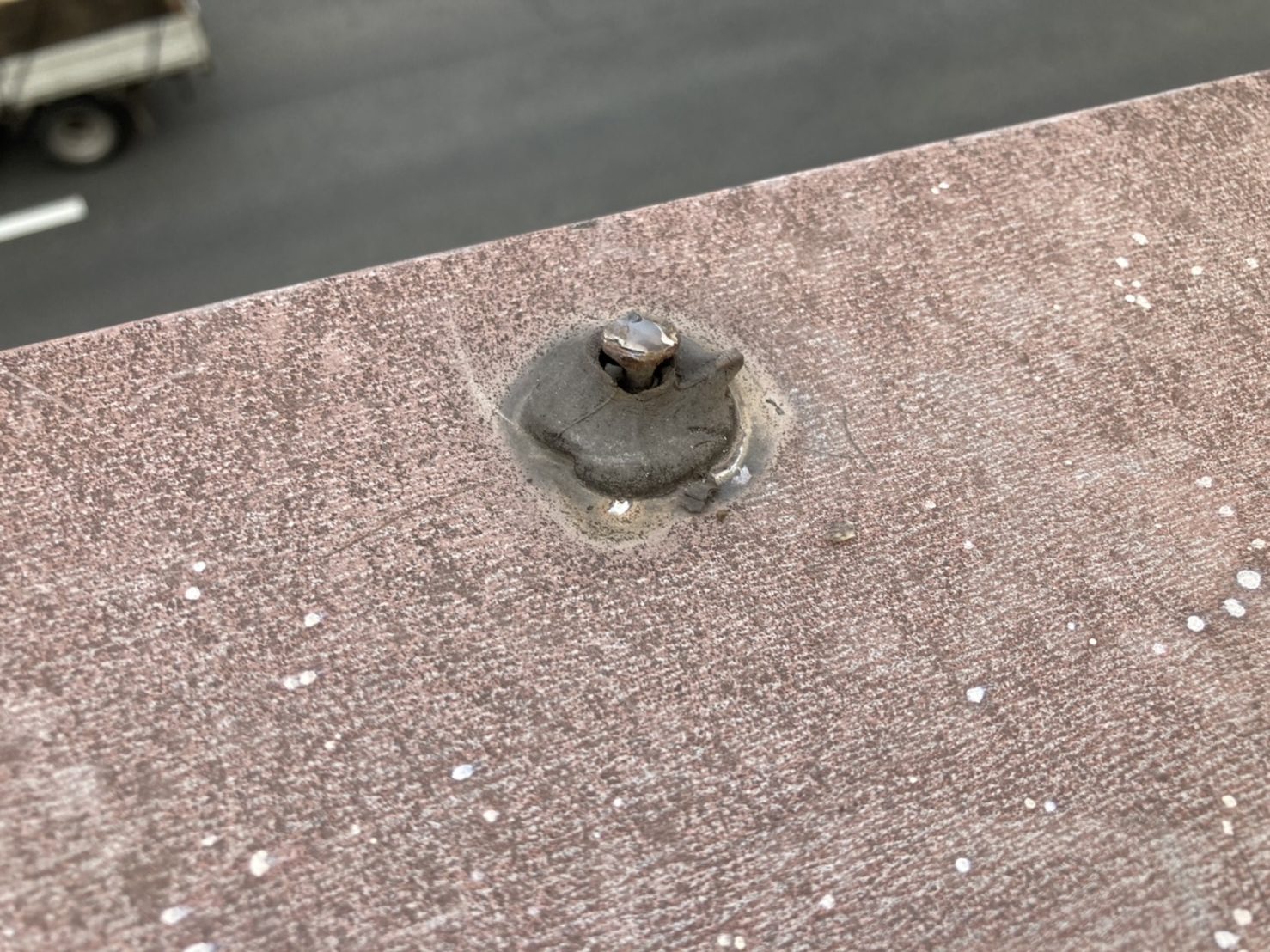シーリングが既に切れており、釘が浮いていました