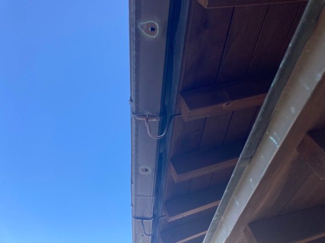 軒先の雨樋下からの写真