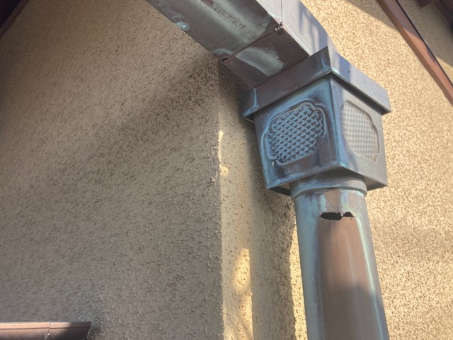 縦樋に穴が空いている