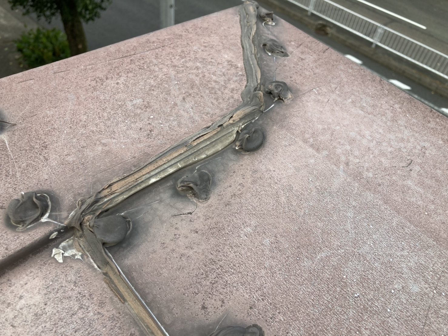 繋ぎ目部分のシーリングはボロボロでした