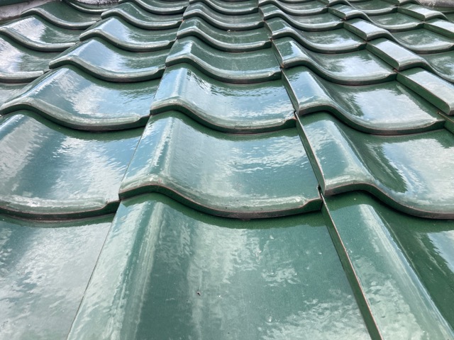 瓦の浮きやズレ、割れの確認