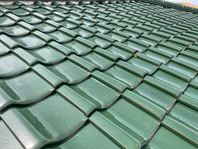 釉薬瓦　ズレの確認をしている