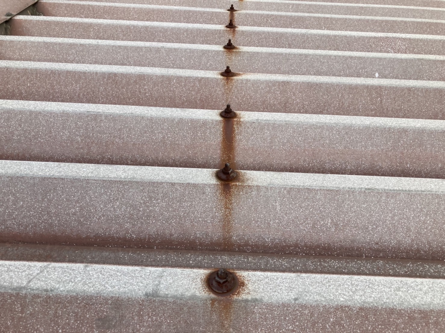 全体的に広がっているので、かなり経年劣化が進行しています