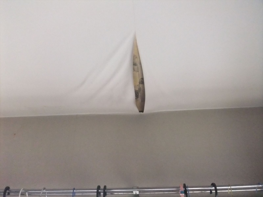 天井クロス剥がれ