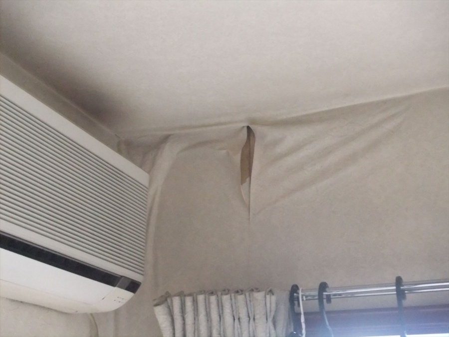 壁クロス剥がれ