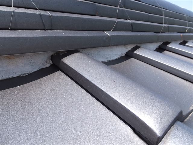 棟の下の三日月部分　漆喰の劣化