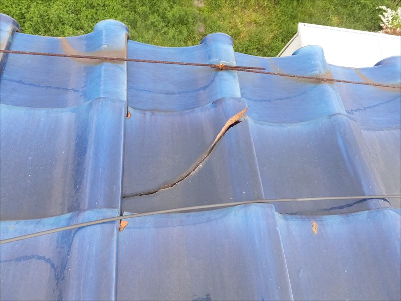 瓦の割れを発見