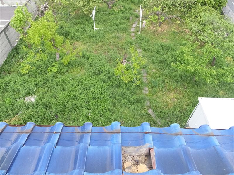 割れた瓦を外しました　差し替え工事