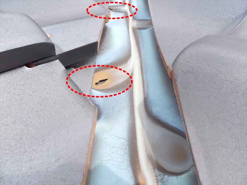 谷板金　銅板に穴が