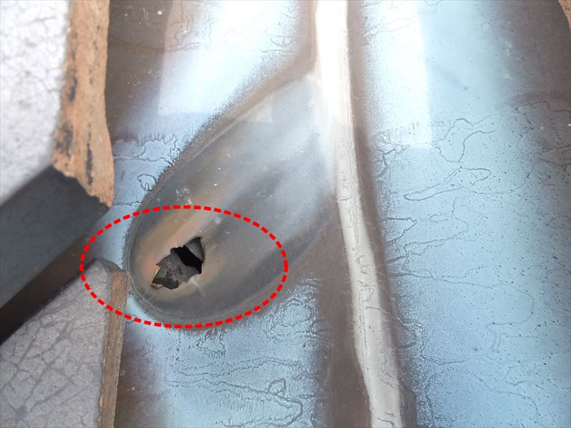 谷板金　銅板に穴が