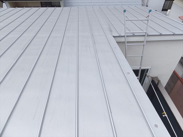 縦葺き板金屋根