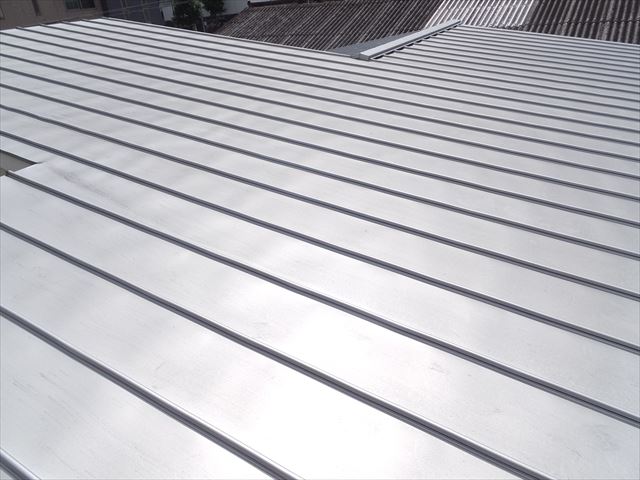 縦葺き板金屋根