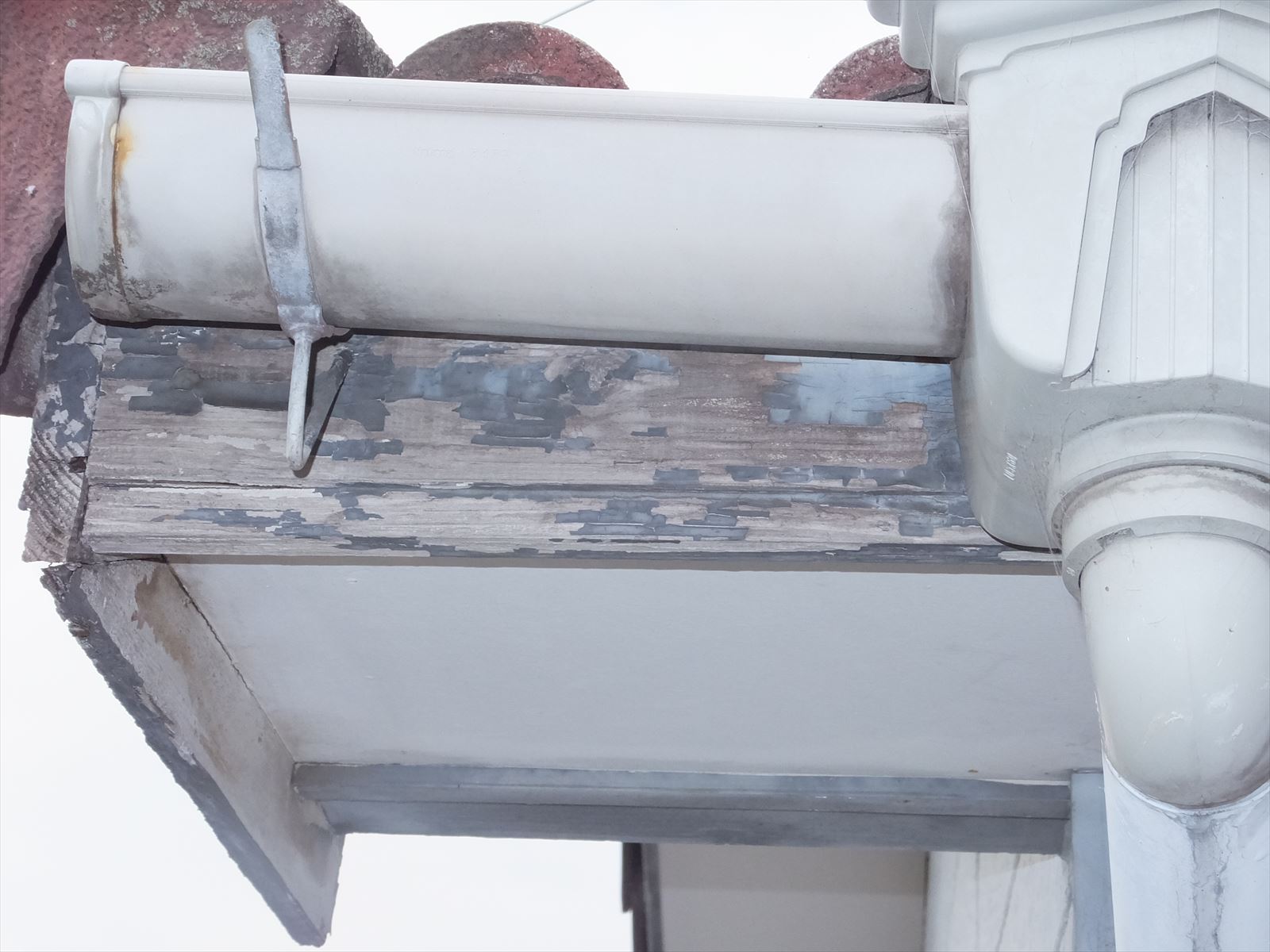 雨樋の劣化　塗装か交換が必要