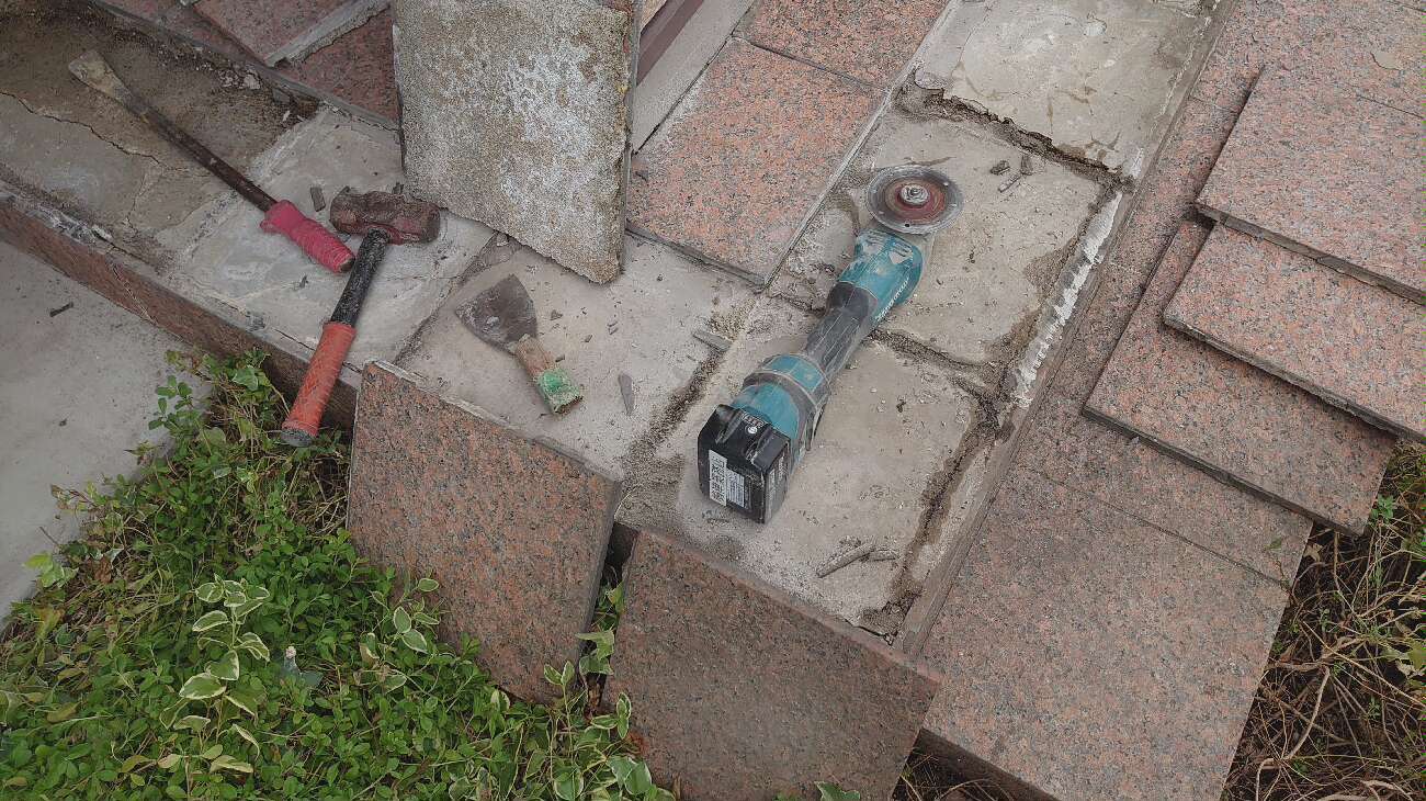 既設タイルのめくり